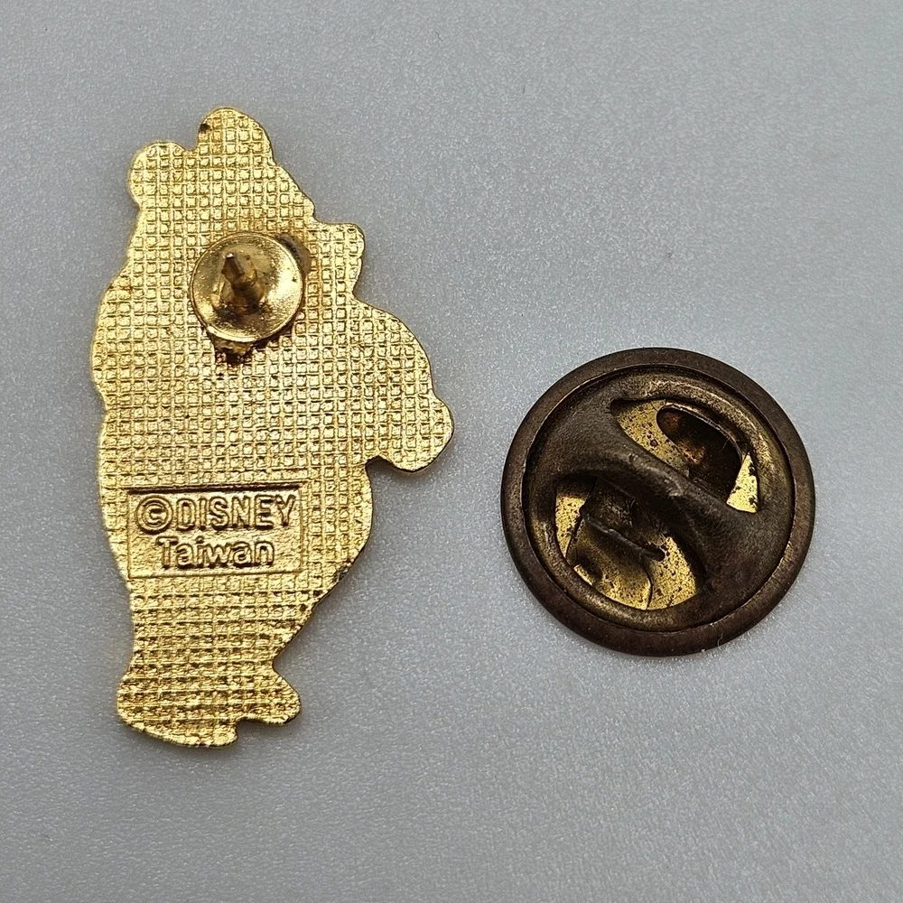 VINTAGE Disney Classic Winnie the Pooh Red Honey Pot Collectible Pin